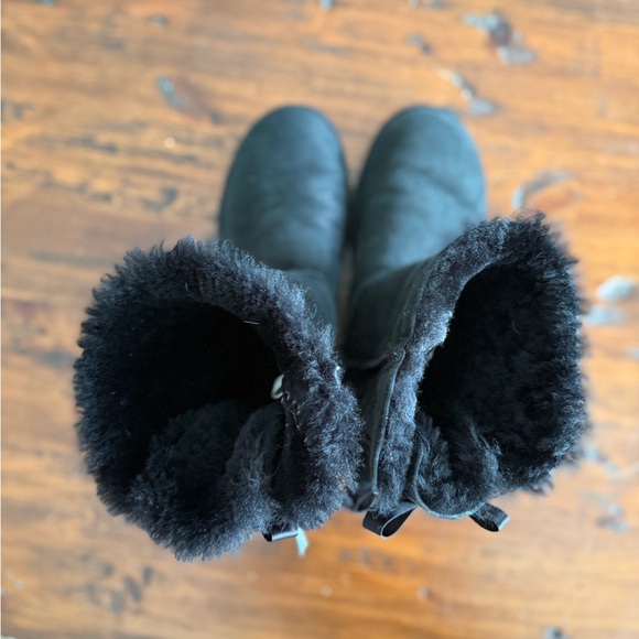 Bailey Bow UGG Women's Boots - Picture 4 of 5